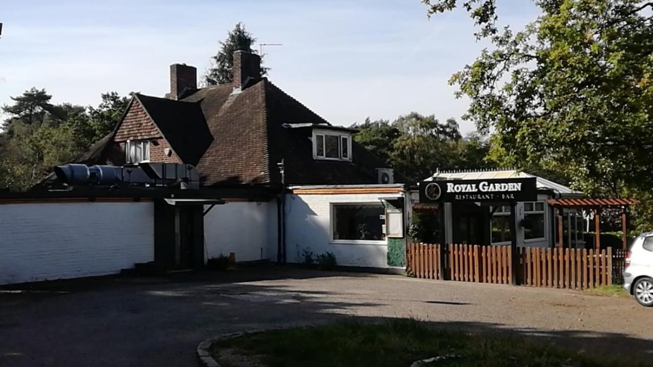 Many Worlds Meet: Spacious Family Stay near Wimbledon & London Croydon Exterior photo